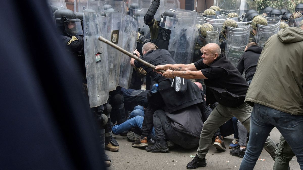 FOTO: Protesty Srbů v Kosovu dále eskalují